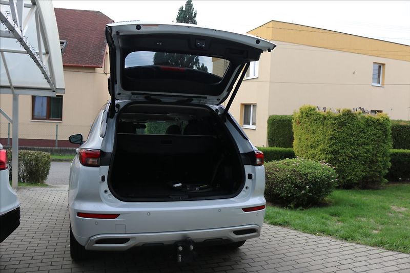 Mitsubishi Outlander 2,4 PHEV, 7míst, Tažné - fotka 45 z 56