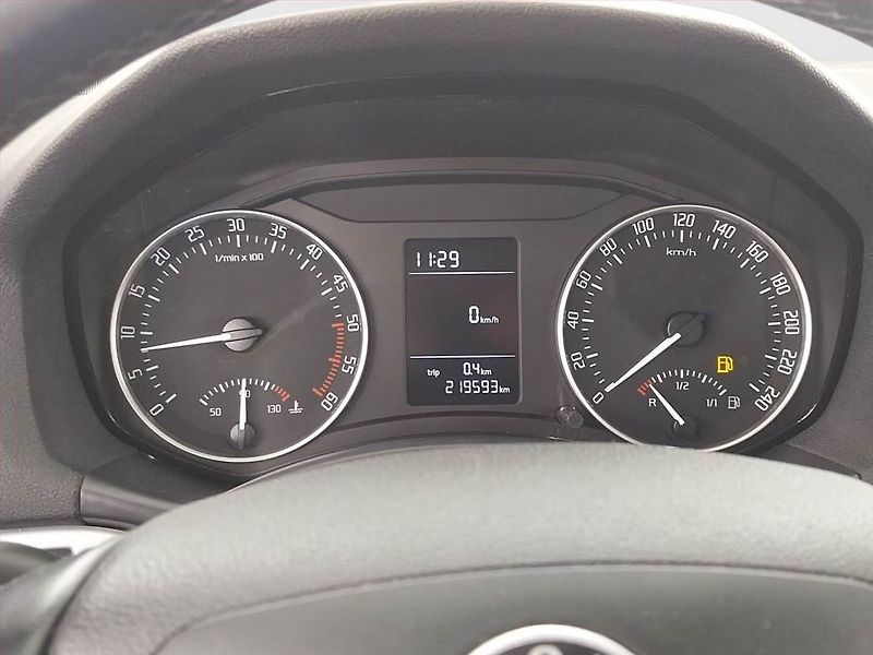 Škoda Octavia (2011) Ambition 1.6 TDI, Serv.kniha - fotka 11 z 18