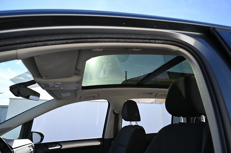 Volkswagen Touran 1.2TSI 81KW Comfort 7mist 3/17 - fotka 43 z 60