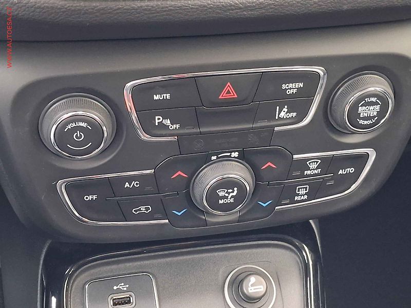 Jeep Compass (2018) 1.4T, Limited, navi - fotka 16 z 19
