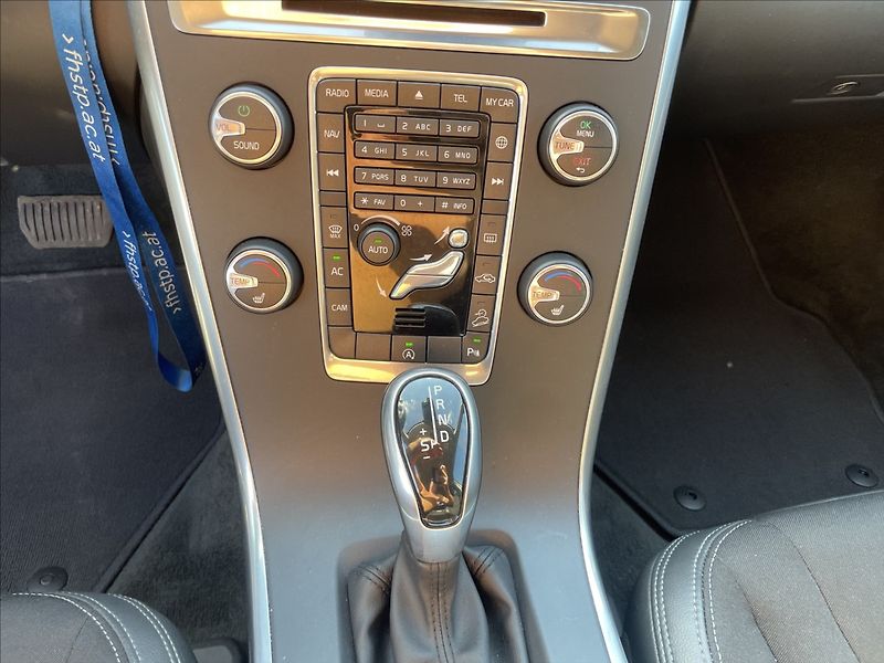Volvo XC60 2,4 D4 Geartronic Kinetic AWD - fotka 18 z 41