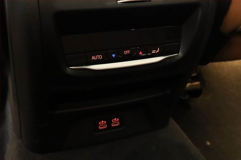 BMW iX3 (2022) 80 kWh, SoH 99% - fotka 12 z 20