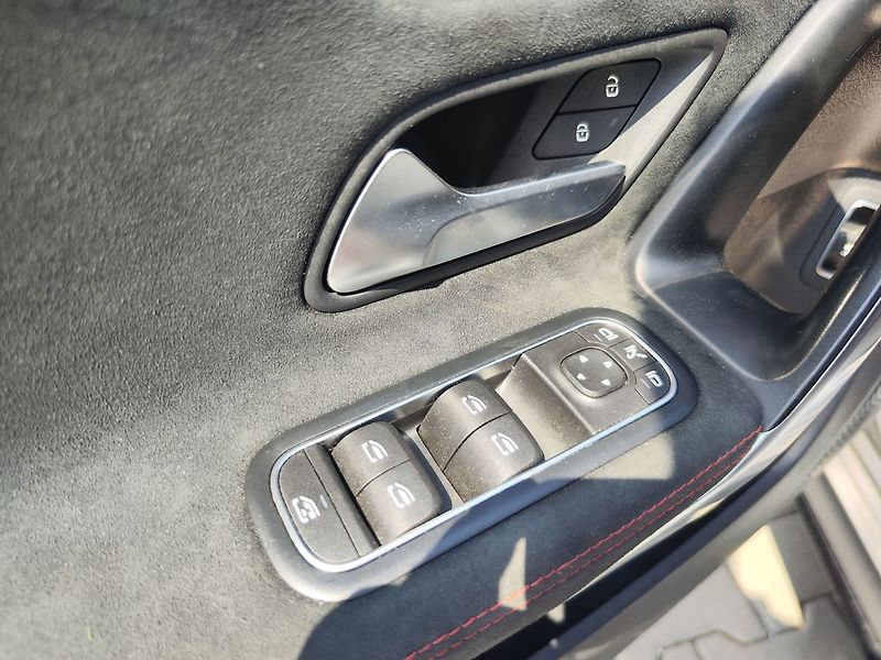 Mercedes-Benz CLA AMG 45S 4Matic Shooting Brake - fotka 35 z 38