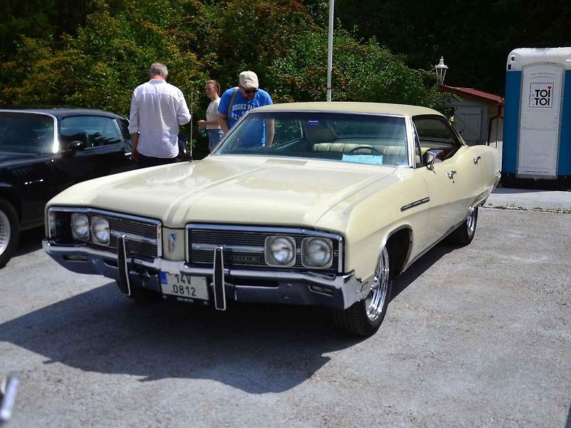 Přehlídka veteránů na Arnice v Mariánských Lázních. Sanitka Cadillac