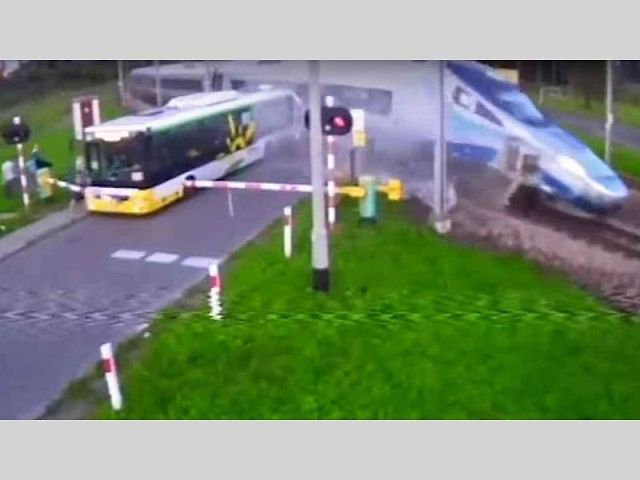 Tento střet vlaku s autobusem dopadl naštěstí bez zranění.