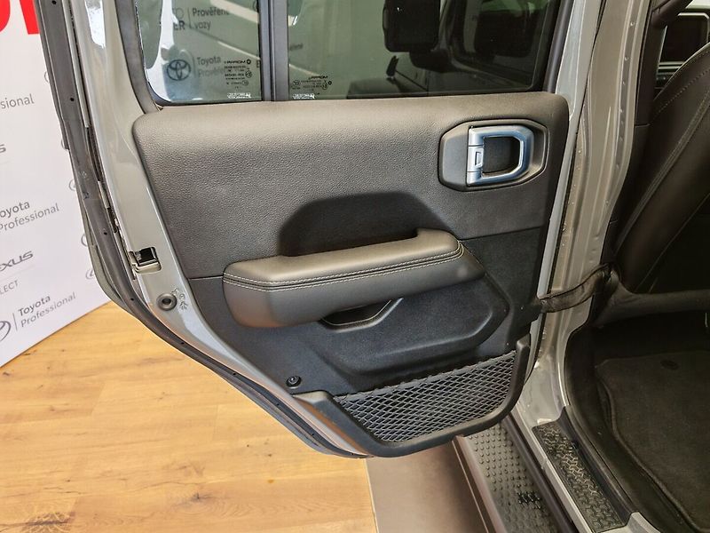 Jeep Wrangler SAHARA 2.0T 4x4 TRAIL RATED - fotka 22 z 40