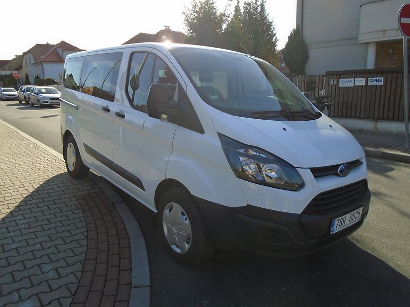 Ford Transit Custom (2015) 2.2 TDCi 9 míst BUS - fotka 3 z 23