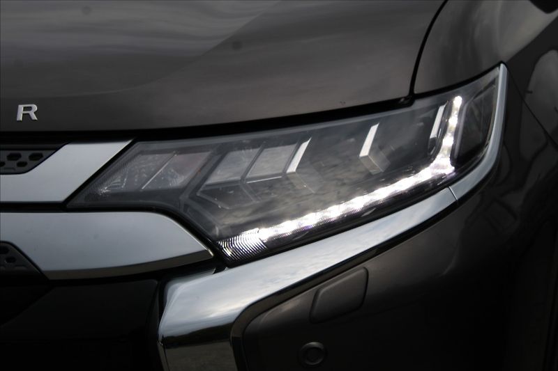 Mitsubishi Outlander 2,0 i  A/T,4x4,7.MÍST,INSTYLE+ - fotka 35 z 38