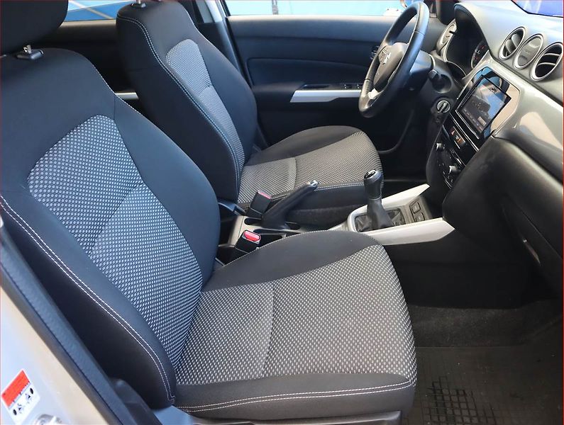 Suzuki Vitara (2015) 1.6 VVT, Tempomat - fotka 9 z 19