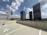 Přes šest set stání mají řidiči od úterý k dispozici v novém parkovacím domě a jeho blízkém okolí mezi brněnskými ulicemi Veveří, Bulínova a Šumavská.