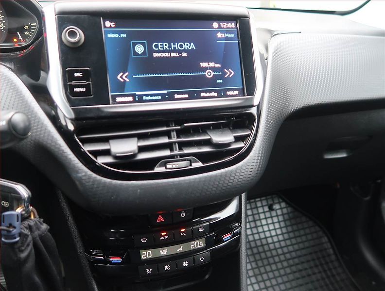 Peugeot 2008 (2019) Active 1.2 PureTech, Tempomat - fotka 12 z 16