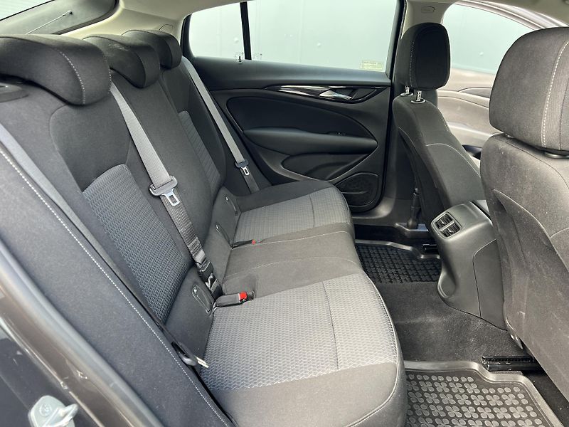 Opel Insignia (2021) 2.0CDTi 128kW GRAND SPORT aut. - fotka 24 z 33