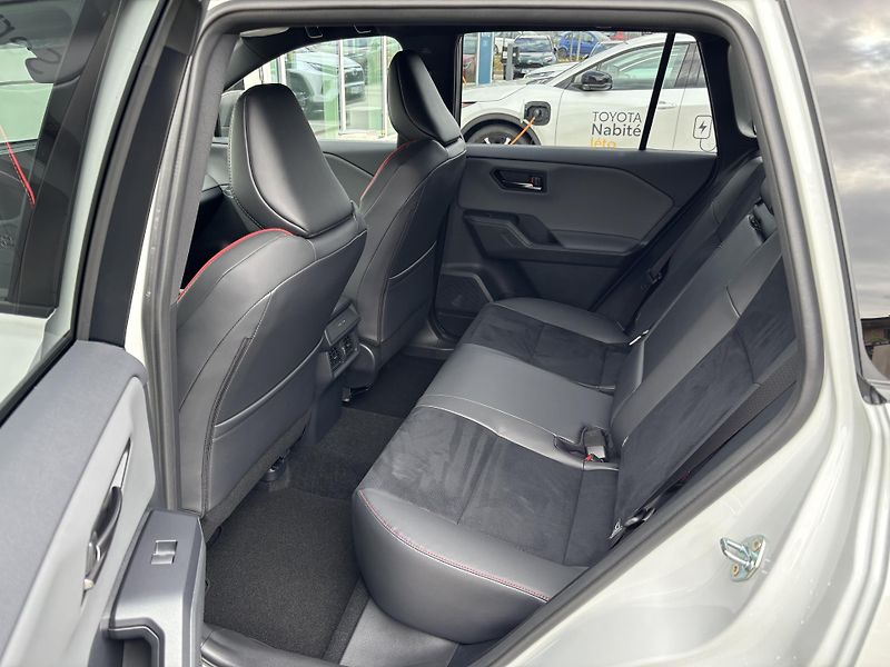 Toyota RAV4 (2026) GR SPORT 2,5 HEV 4X4 AT - fotka 8 z 14