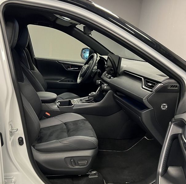Toyota RAV4 GR SPORT 4WD e-CVT - fotka 11 z 18