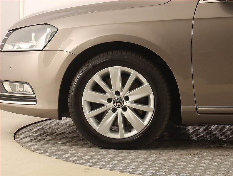 Volkswagen Passat (2011) 1.6 TDI, Navi, Tempomat - fotka 15 z 22