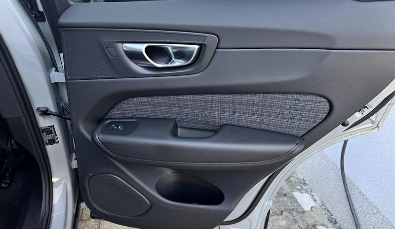 Volvo XC60 B5 AWD (benzín) CORE 1.maj. - fotka 23 z 46