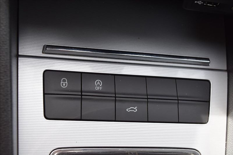 Škoda Octavia 1,4 TSI 110KW NÍZKÉ KM XENONY - fotka 46 z 51