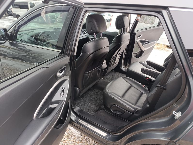 Hyundai Grand Santa Fe (2015) 2.2 CRDi 4x4 6míst tažné - fotka 17 z 20