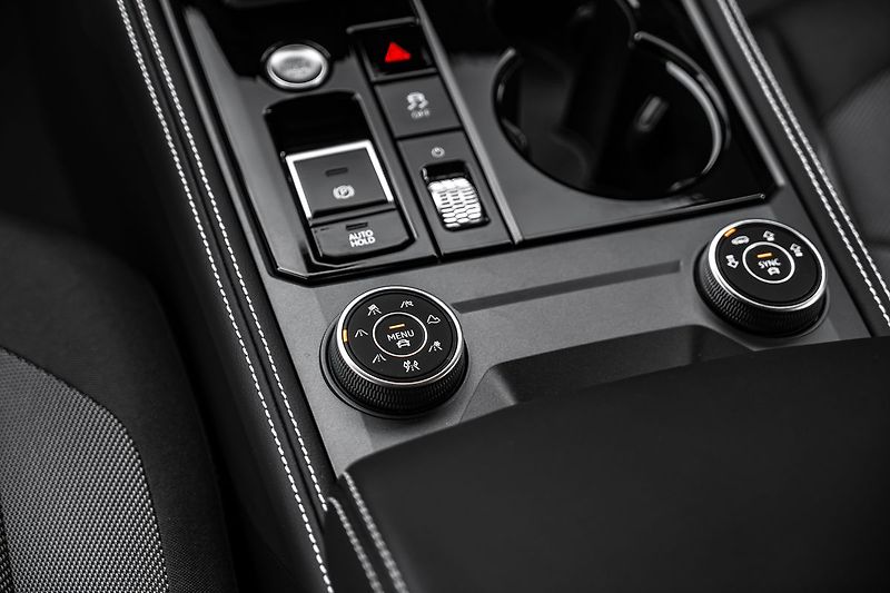 Volkswagen Touareg V6 3,0TDI Vzduch LED Tažné - fotka 18 z 18