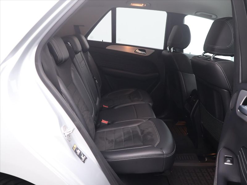 Mercedes-Benz Třídy M 3,0 190kW 350 BlueTec 4Matic C - fotka 13 z 33