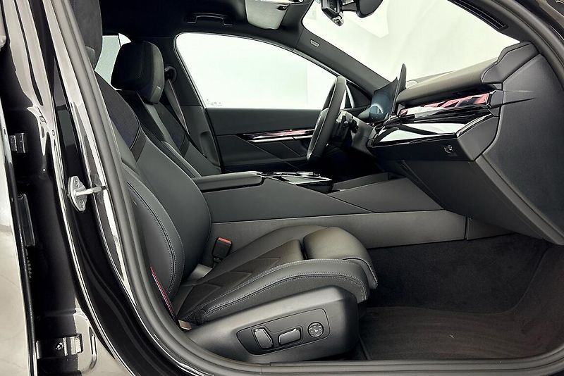 BMW Řada 5 540d xDrive Touring - fotka 13 z 25