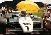 Vítěz prvního závodu historických Formulí 1 v Mostě v roce 1998 Bob Berridge s Williamsem FW 08B.