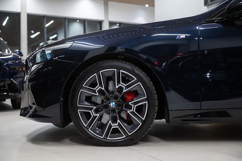 BMW Řada 5 (2025) 540xd M-SPORT NEZÁVISLÉ PANO  - fotka 7 z 54