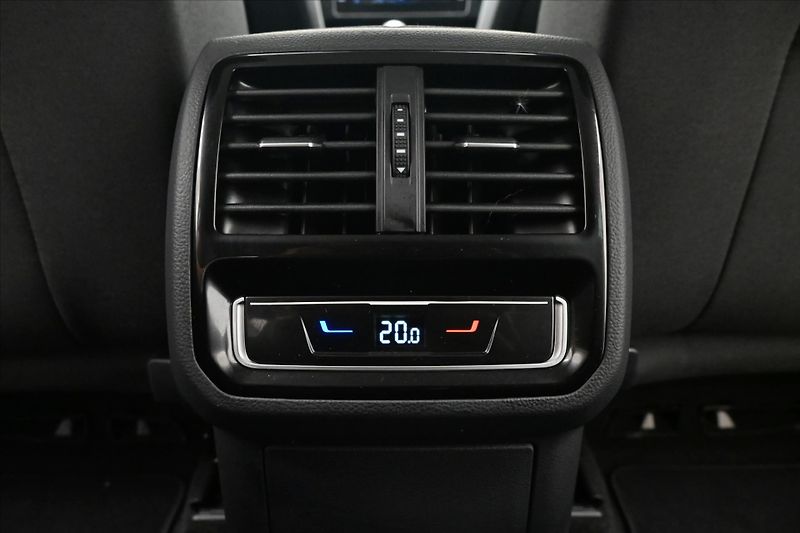 Volkswagen Passat 2,0 TDI 110kW DSG Business Zár - fotka 22 z 32