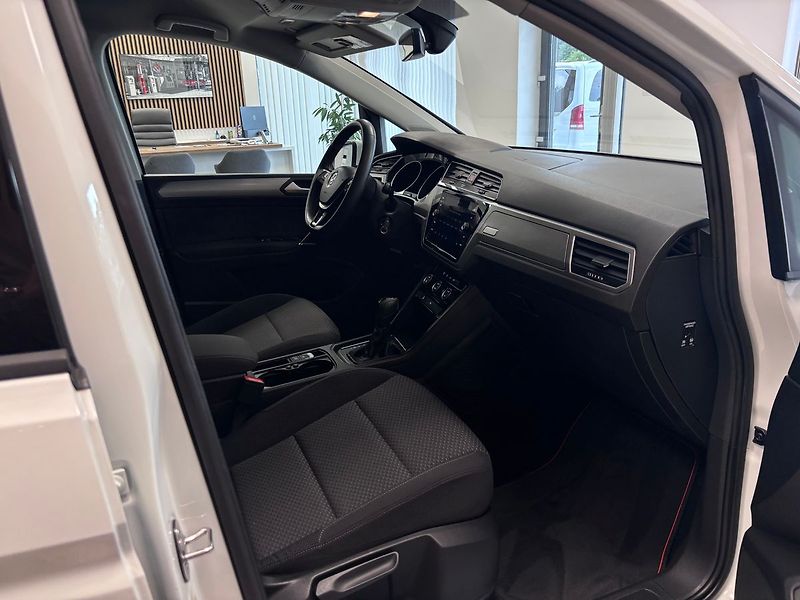 Volkswagen Touran 2.0 TDI BLACK EDITION - fotka 28 z 31