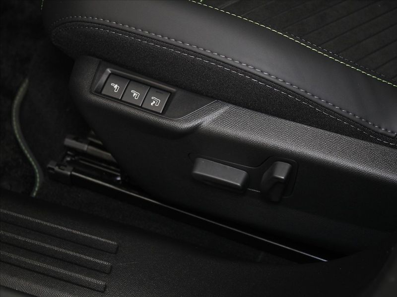 Peugeot 2008 1,2 Hybrid GT Alcant.NOVÝ VŮZ - fotka 22 z 26