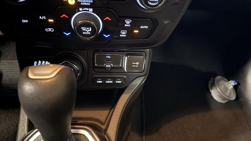 Jeep Renegade (2022) T4 4X4, PHEV,5REZERVOVÁNO - fotka 28 z 34