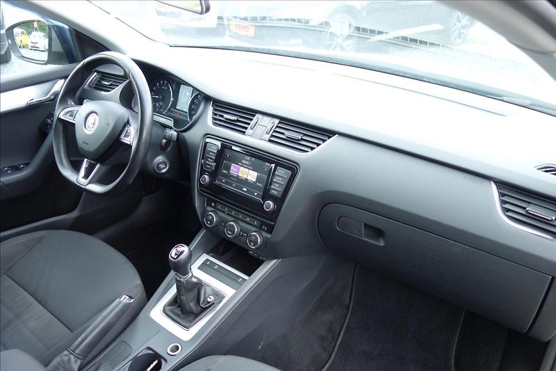 Škoda Octavia 1,6 TDi,ČR,SERV.KN.,STYLE,4x4. - fotka 11 z 32
