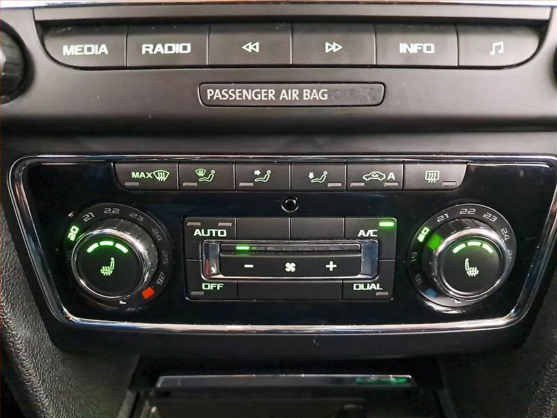 Škoda Superb (2013) 2.0 TDI, Xenony, Tempomat - fotka 16 z 20