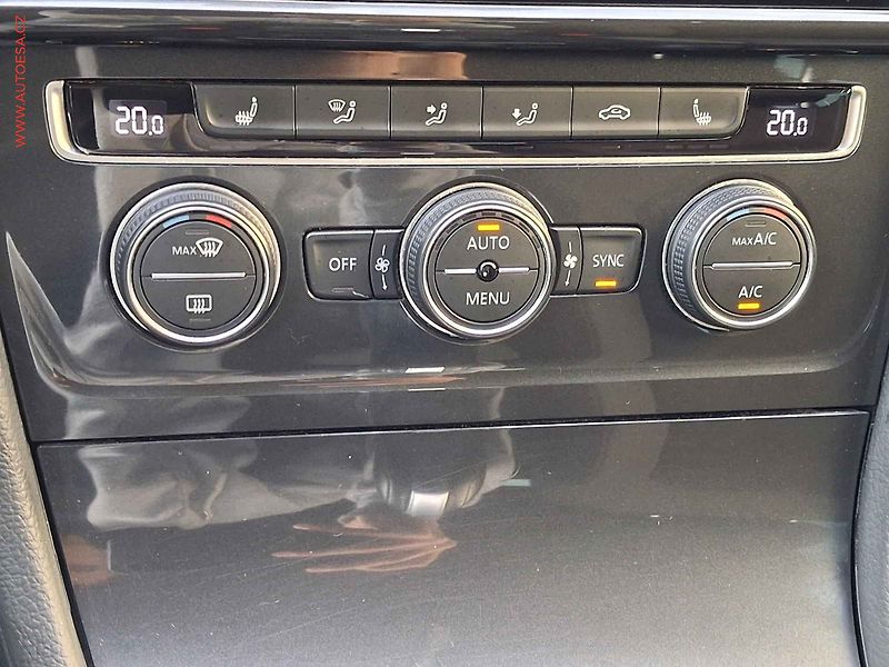Volkswagen Golf (2020) 2.0 TDi, R-Line, DSG, navi - fotka 16 z 20