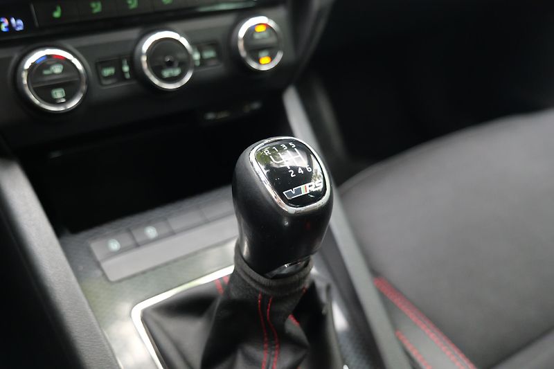 Škoda Octavia 2.0 TDI 135 kW RS Tažné - fotka 28 z 36
