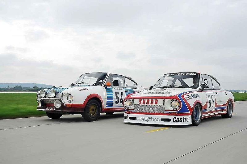 Škoda 130 RS. Vlevo je okruhová verze z roku 1981, vpravo soutěžní provedení z roku 1977.