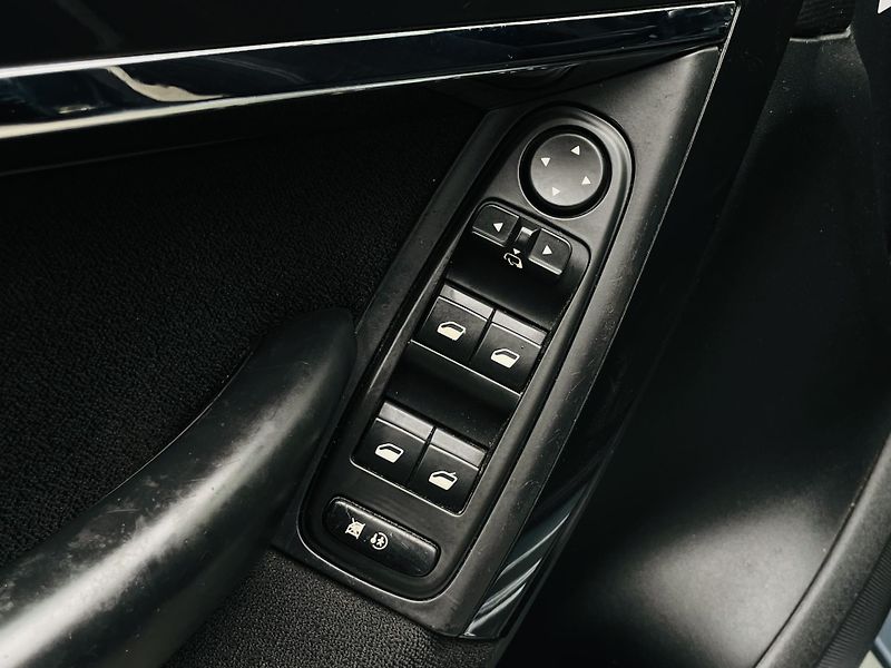 Citroën C4 Picasso 1.6i 88KW MANUÁL LED SENZORY - fotka 30 z 38