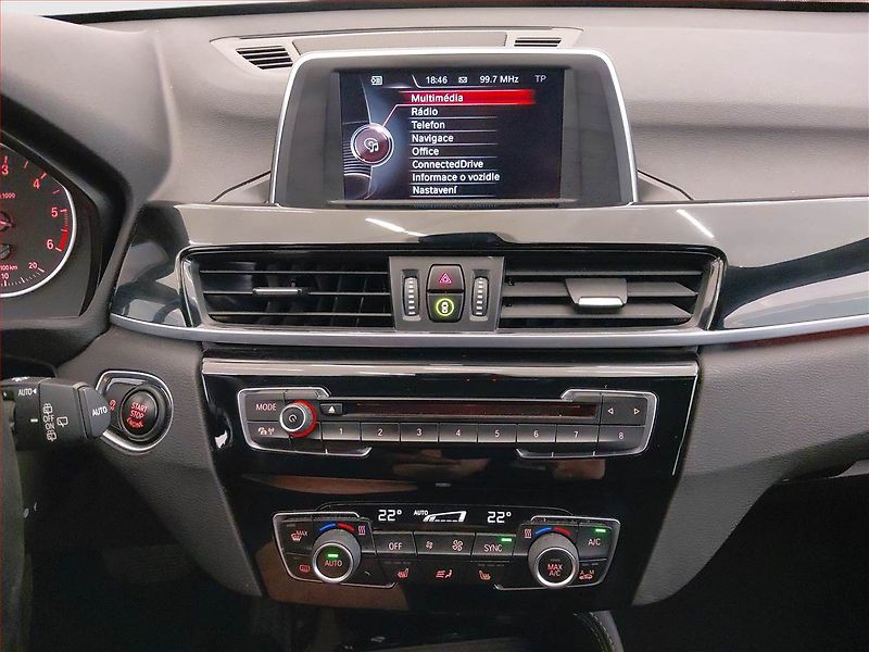 BMW X1 (2016) Premium sDrive18d, Automat - fotka 12 z 17