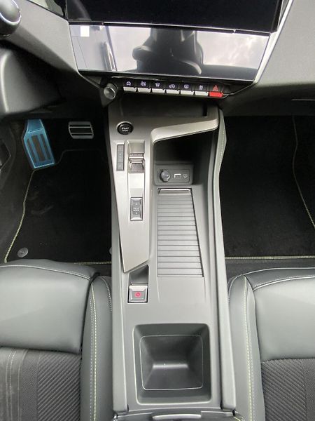 Peugeot 408 (2026) GT Plug-in HYBRID 240 e-DCS7 - fotka 18 z 22