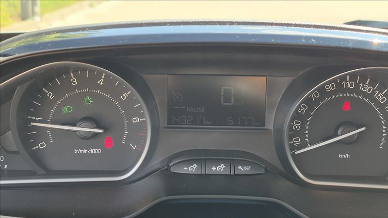 Peugeot 2008 1,2 81 Kw PT AUTO klima ČR - fotka 11 z 22