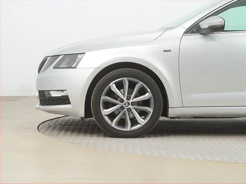 Škoda Octavia (2017) 1.6 TDI, Automat, Navi - fotka 15 z 18