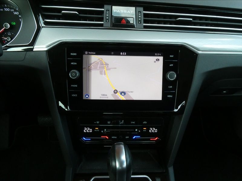Volkswagen Passat 2,0 TDi DSG FULL LED BUSINESS - fotka 29 z 41