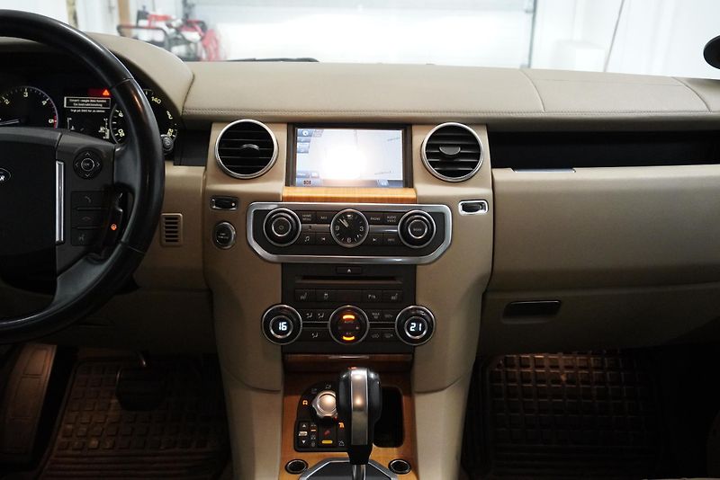 Land Rover Discovery DISCOVERY 4  3,0D SDV6 HSE 4WD - fotka 27 z 34