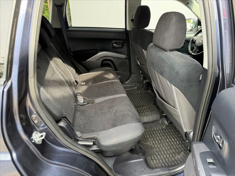 Mitsubishi Outlander 2,4 MIVEC 125kW-LPG-4x4-SERVIS - fotka 15 z 33