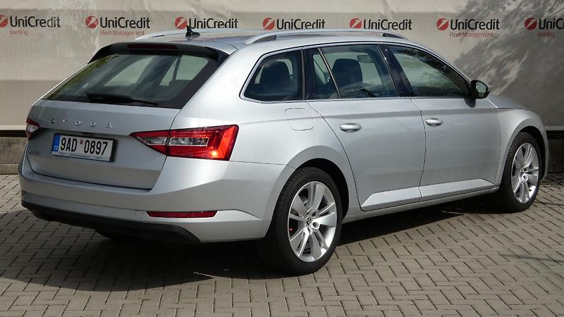 Škoda Superb Combi 2,0 TDI DSG Style - fotka 3 z 24