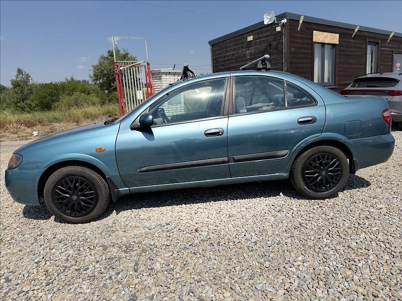 Nissan Almera 1,8 i - fotka 8 z 21