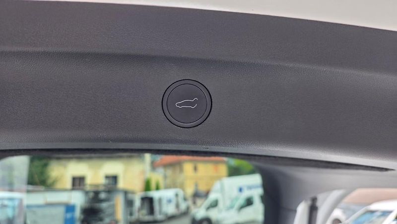 Tesla Model Y (2023) Long Range AWD DE SoH 90.2% - fotka 11 z 39