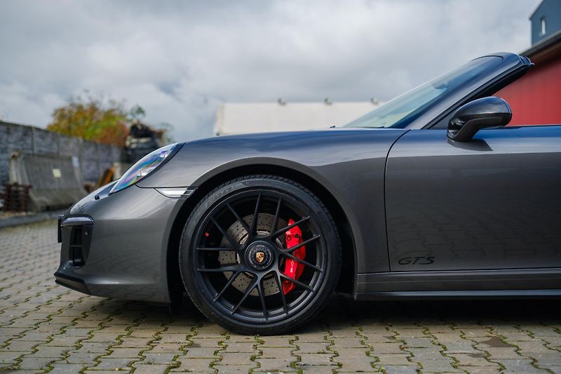 Porsche 911 Carrera 4 GTS Lift 331kWCabrio - fotka 48 z 52