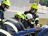 Hasiči se v rámci cvičení Rescue meeting zdokonalovali ve vyprošťování osob z auta, ale také jak uhasit elektromobil - především baterii.