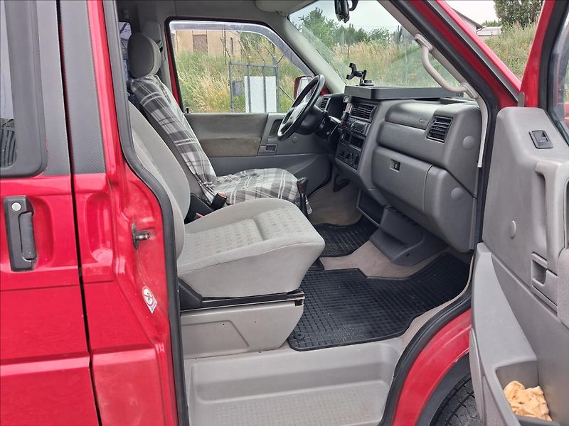 Volkswagen Caravelle 2,5 8míst, TZ, webasto,kamera - fotka 13 z 19